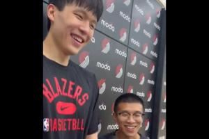 👍杨瀚森首次训练后采访 翻译Chris再次收获开拓者记者好评